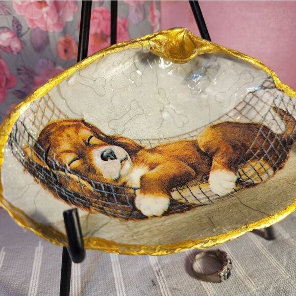 DECOUPAGE CLAM SHELL DECOUPAGE SLEEPING PUPPY ON A CLAM SHELL TRINKET DISH - Picture 2 of 10